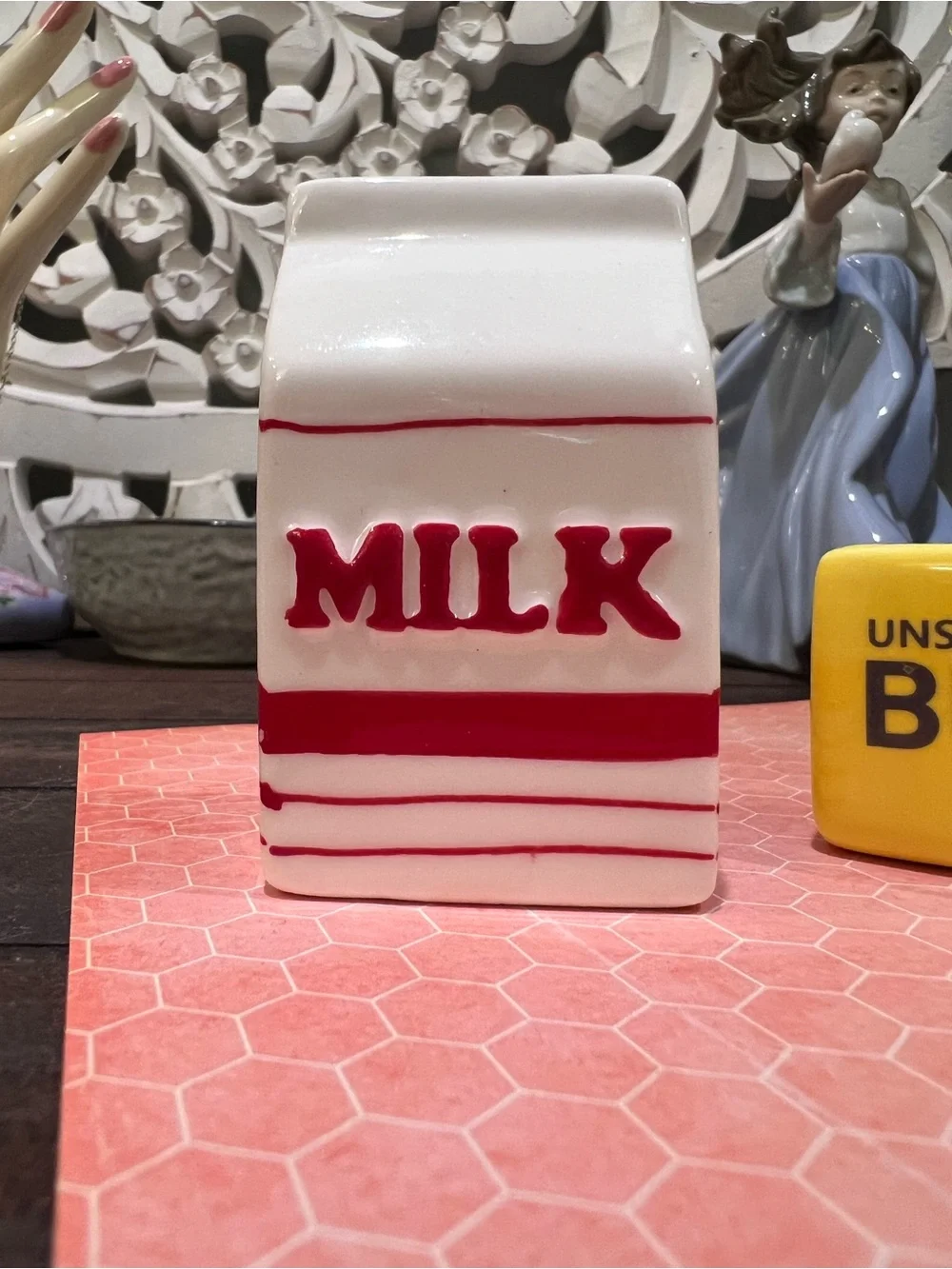 NWT Milk & Butter Adorable Set! Ceramic Set salt n’ pepa shakers